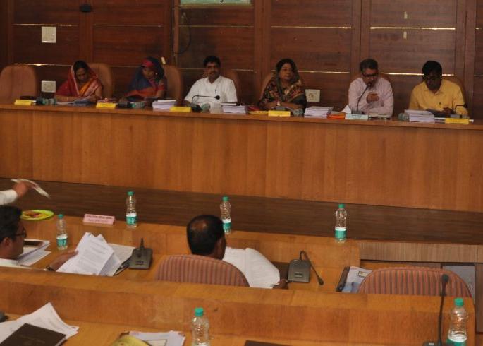 70,000 applications for sale while selling the crib, information in ZP Sabha | घरकुलसाठी अॅप असताना 70 हजार अर्ज विक्री, जि.प.सभेत माहिती