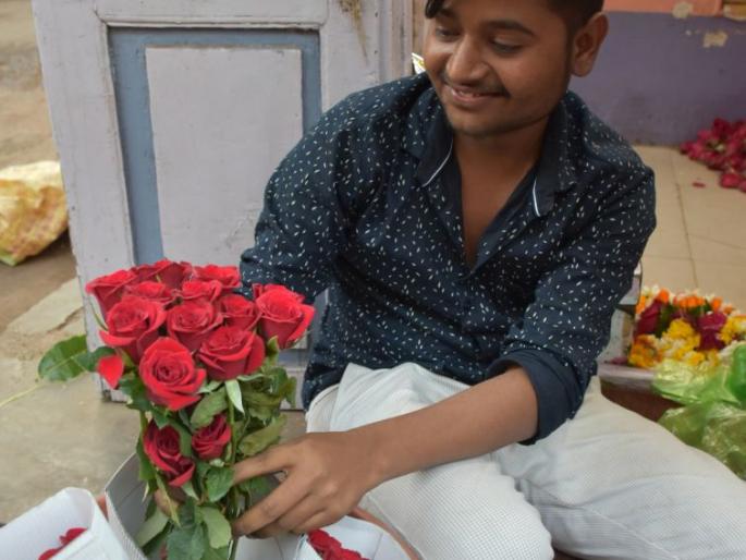 This day's Rose Day special made by paper flowers | कागदी फुलांनी बनवला यंदाचा रोझ डे ‘स्पेशल’ This day's Rose Day special made by paper flowers | कागदी फुलांनी बनवला यंदाचा रोझ डे ‘स्पेशल’