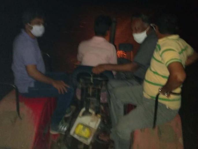 Four tractors carrying illegal sand seized, fined Rs 5.5 lakh | अवैध वाळू वाहणारे चार ट्रॅक्टर जप्त साडेपाच लाखांचा दंड Four tractors carrying illegal sand seized, fined Rs 5.5 lakh | अवैध वाळू वाहणारे चार ट्रॅक्टर जप्त साडेपाच लाखांचा दंड