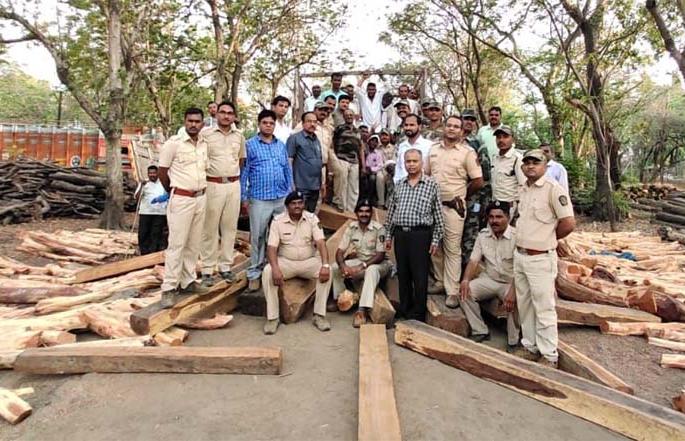 Seized 12 lakhs worth of wood in Navapur taluka | नवापूर तालुक्यात 12 लाख रुपयांचे लाकूड जप्त Seized 12 lakhs worth of wood in Navapur taluka | नवापूर तालुक्यात 12 लाख रुपयांचे लाकूड जप्त