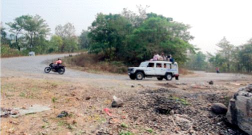 Charanmal Ghat is dangerous for traffic | चरणमाळ घाट ठरतोय वाहतुकीस धोकेदायक Charanmal Ghat is dangerous for traffic | चरणमाळ घाट ठरतोय वाहतुकीस धोकेदायक