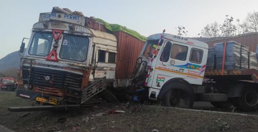 Two injured in accident at Kondaibari Ghat | कोंडाईबारी घाटात अपघातात दोन जखमी