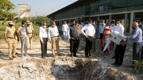 The Animal Husbandry Commissioner also took stock of the bird flu in Navapur | पशुसंर्वधन आयुक्तांनीही घेतला नवापुरातील बर्ड फ्लूचा आढावा The Animal Husbandry Commissioner also took stock of the bird flu in Navapur | पशुसंर्वधन आयुक्तांनीही घेतला नवापुरातील बर्ड फ्लूचा आढावा