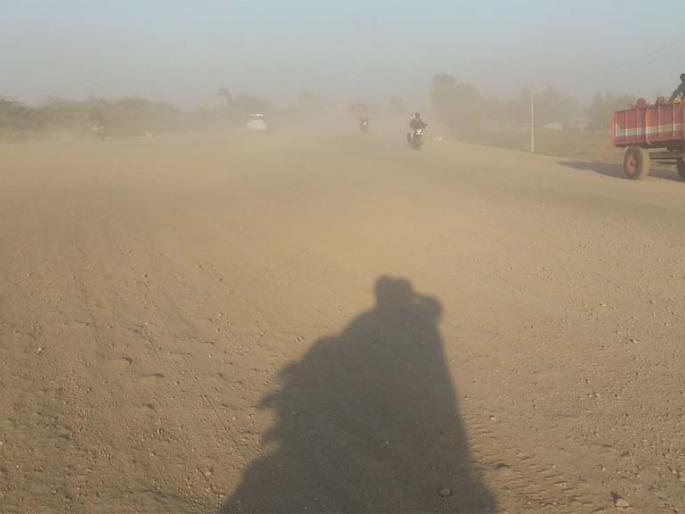 Dirt bothers travelers on the Interstate route | आंतरराज्य मार्गावर धुळीने प्रवासी हैराण Dirt bothers travelers on the Interstate route | आंतरराज्य मार्गावर धुळीने प्रवासी हैराण