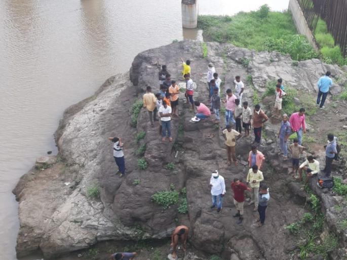 The car crashed off the Rayangan bridge but fortunately no casualties were reported | रायंगण पुलावरून कार कोसळली सुदैवाने जिवीत हानी टळली The car crashed off the Rayangan bridge but fortunately no casualties were reported | रायंगण पुलावरून कार कोसळली सुदैवाने जिवीत हानी टळली