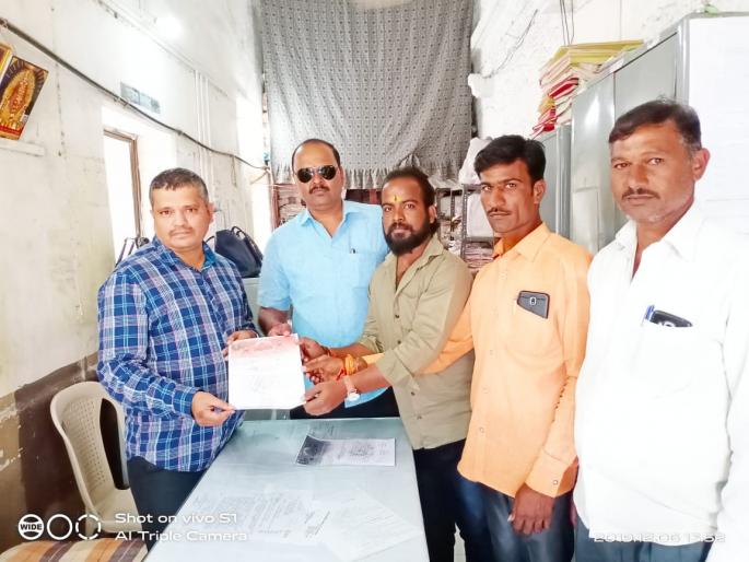 Demand for allotment of grain in the ration grain shop | रेशन धान्य दुकानातील धान्य नियमानुसार वाटप करण्याची मागणी Demand for allotment of grain in the ration grain shop | रेशन धान्य दुकानातील धान्य नियमानुसार वाटप करण्याची मागणी