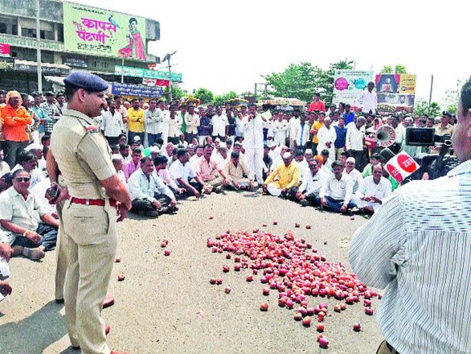 Stop the way to farmers in Nifad | निफाडला शेतकऱ्यांचा रास्ता रोको  Stop the way to farmers in Nifad | निफाडला शेतकऱ्यांचा रास्ता रोको