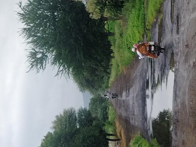 Kingdom of potholes on Nandurshingote to Wavi road | नांदूरशिंगोटे ते वावी रस्त्यावर खड्ड्यांचे साम्राज्य Kingdom of potholes on Nandurshingote to Wavi road | नांदूरशिंगोटे ते वावी रस्त्यावर खड्ड्यांचे साम्राज्य