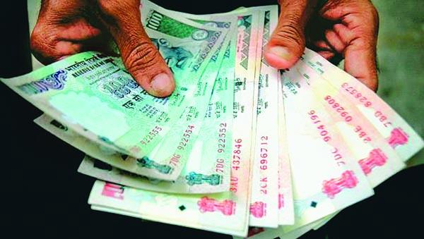 Millions of teachers got stuck in the district bank | शिक्षकांचे कोट्यवधी रुपये जिल्हा बॅँकेत अडकले Millions of teachers got stuck in the district bank | शिक्षकांचे कोट्यवधी रुपये जिल्हा बॅँकेत अडकले