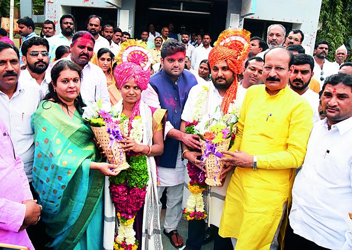 Sawant's Shiv Sena hits Osmanabad; Shiv Senais of Solapur exploded! | उस्मानाबादमध्ये सावंतांचा शिवसेनेला दणका; सोलापूरच्या शिवसैनिकांमध्ये उडाला भडका ! Sawant's Shiv Sena hits Osmanabad; Shiv Senais of Solapur exploded! | उस्मानाबादमध्ये सावंतांचा शिवसेनेला दणका; सोलापूरच्या शिवसैनिकांमध्ये उडाला भडका !