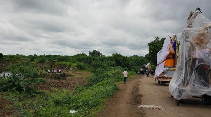 One injured in a crane reversal | गणेश विसर्जनात क्रेन उलटून एक जखमी