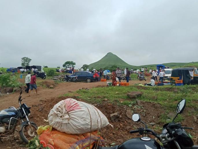 Crisis solution: Alternative market on Ranmala with the connivance of farmers and traders | कोरोना संकटावर तोडगा : शेतकरी, व्यापाऱ्यांच्या संगनमताने रानमाळावर पर्यायी बाजार