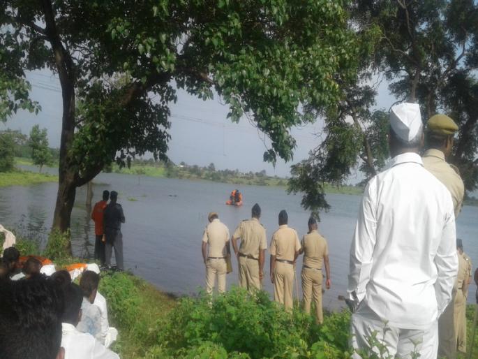 Suicide by youngster at Bhama Askhed Dam | विस्थापित भामा आसखेड धरणग्रस्ताने घेतली जलसमाधी Suicide by youngster at Bhama Askhed Dam | विस्थापित भामा आसखेड धरणग्रस्ताने घेतली जलसमाधी
