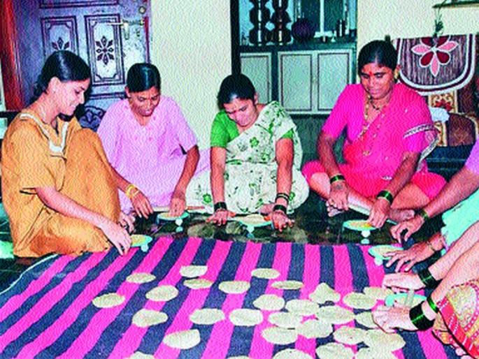 Dry: Dry foods are not only available on the countryside, but are also being sent around the world. | लगबग : वाळवणाचे पदार्थ केवळ देशपातळीवरच नाही, तर जगभरात पाठवले जात आहेत उन्हाळी वाळवणामुळे महिलांना मिळतेय रोजगाराची संधी Dry: Dry foods are not only available on the countryside, but are also being sent around the world. | लगबग : वाळवणाचे पदार्थ केवळ देशपातळीवरच नाही, तर जगभरात पाठवले जात आहेत उन्हाळी वाळवणामुळे महिलांना मिळतेय रोजगाराची संधी
