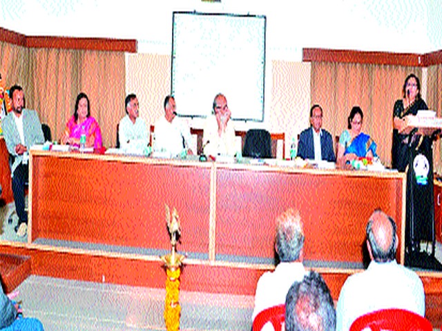 In Marathi literature, Syria is still on the periphery | मराठी साहित्यात स्रिया अजूनही परिघावरच In Marathi literature, Syria is still on the periphery | मराठी साहित्यात स्रिया अजूनही परिघावरच