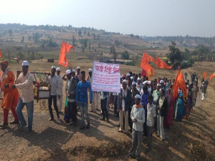 Dindya walking .. Running ... Ghumatoy Harinamacha alarm in Nashik district | दिंडया चालल्या.. चालल्या....नाशिक जिल्ह्यात घुमतोय हरिनामाचा गजर Dindya walking .. Running ... Ghumatoy Harinamacha alarm in Nashik district | दिंडया चालल्या.. चालल्या....नाशिक जिल्ह्यात घुमतोय हरिनामाचा गजर