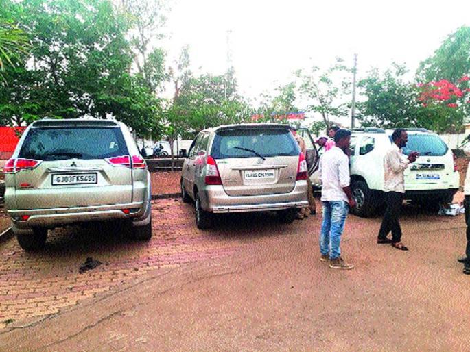 Millions of alcoholic beverages seized with three vehicles | तीन वाहनांसह लाखोंचा मद्यसाठा जप्त Millions of alcoholic beverages seized with three vehicles | तीन वाहनांसह लाखोंचा मद्यसाठा जप्त