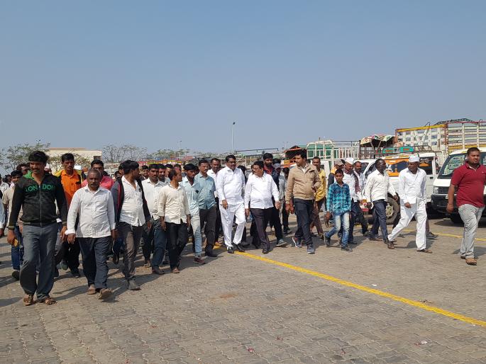 Pimpalgawi onion closed the auction | पिंपळगावी कांदा लिलाव बंद पाडले Pimpalgawi onion closed the auction | पिंपळगावी कांदा लिलाव बंद पाडले