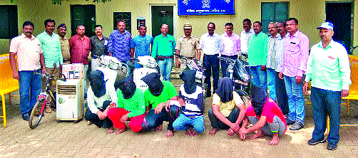 Dacoity, the gang of robbery arrested | दरोडा, लुटमारीतील टोळक्यास अटक Dacoity, the gang of robbery arrested | दरोडा, लुटमारीतील टोळक्यास अटक