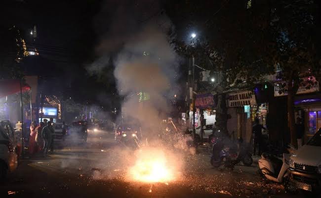 Very low air pollution in the city during Diwali | दिवाळीत शहरामध्ये अत्यंत कमी वायू प्रदूषण Very low air pollution in the city during Diwali | दिवाळीत शहरामध्ये अत्यंत कमी वायू प्रदूषण