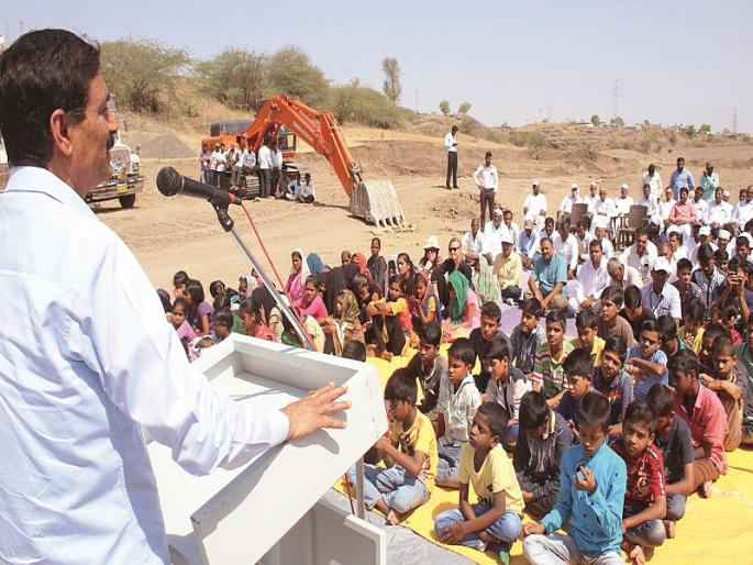 Due to drought relief villages have come | दुष्काळ मुक्तीसाठी गावे सरसावली Due to drought relief villages have come | दुष्काळ मुक्तीसाठी गावे सरसावली