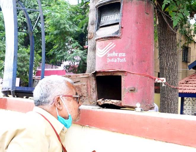 Even in the mobile age, 3500 letters and registers are distributed every day | मोबाईल युगातही दररोज ३५०० पत्रांचा आणि रजिस्टरचा बटवडा Even in the mobile age, 3500 letters and registers are distributed every day | मोबाईल युगातही दररोज ३५०० पत्रांचा आणि रजिस्टरचा बटवडा