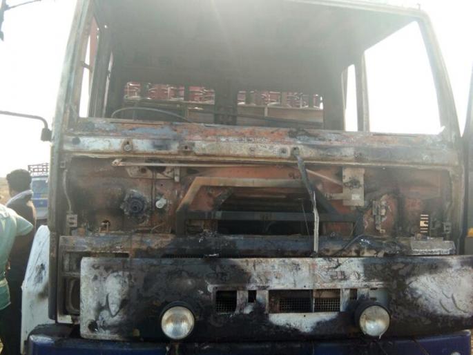 Trakal fire in Parbhani district | परभणी जिल्ह्यात ट्रकला आग