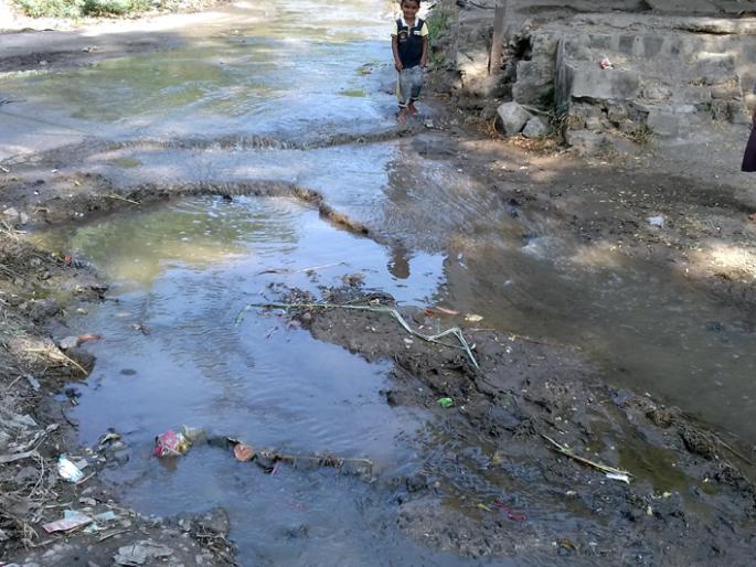 Parbhani; Loss of water due to intake of chana water in the field | परभणी ; चारीचे पाणी शेतात घुसल्याने नुकसान Parbhani; Loss of water due to intake of chana water in the field | परभणी ; चारीचे पाणी शेतात घुसल्याने नुकसान