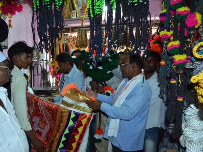 Market of Parbhani: The bulls are festering in GST | परभणीची बाजारपेठ : बैलांचे साजही जीएसटीच्या कचाट्यात