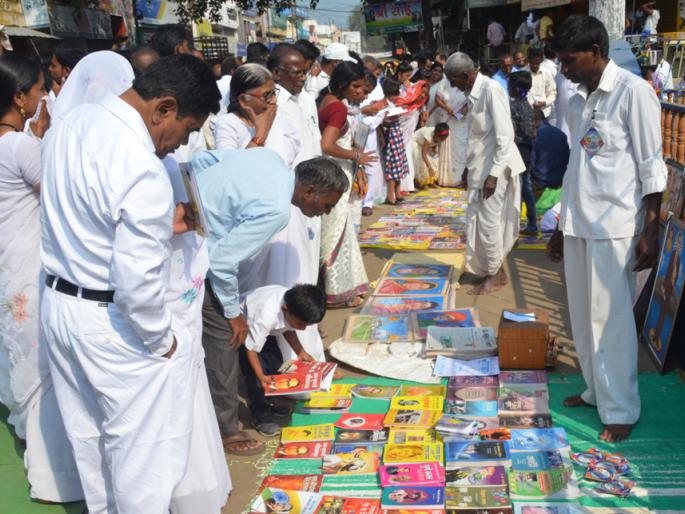 Parbhani: Mahavandness is a public place | परभणी : महावंदनेस उसळला जनसागर Parbhani: Mahavandness is a public place | परभणी : महावंदनेस उसळला जनसागर