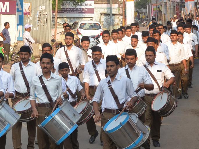 Parbhani: The path of the Rashtriya Swayamsevak Sangh | परभणी : राष्टÑीय स्वयंसेवक संघाचे पथसंचलन Parbhani: The path of the Rashtriya Swayamsevak Sangh | परभणी : राष्टÑीय स्वयंसेवक संघाचे पथसंचलन