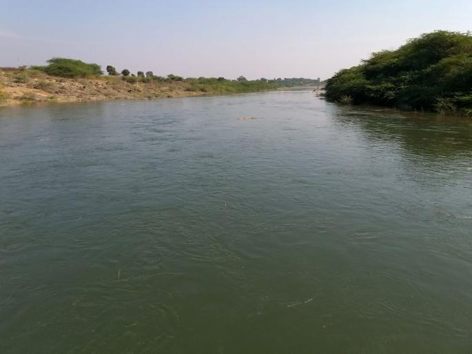Water left in the four-door milk for the drinking water of Parbhani, Purna and Nanded city | परभणी, पूर्णा, नांदेड शहराच्या पिण्याच्या पाण्यासाठी चार दरवाजांतून दुधनेत सोडले पाणी Water left in the four-door milk for the drinking water of Parbhani, Purna and Nanded city | परभणी, पूर्णा, नांदेड शहराच्या पिण्याच्या पाण्यासाठी चार दरवाजांतून दुधनेत सोडले पाणी