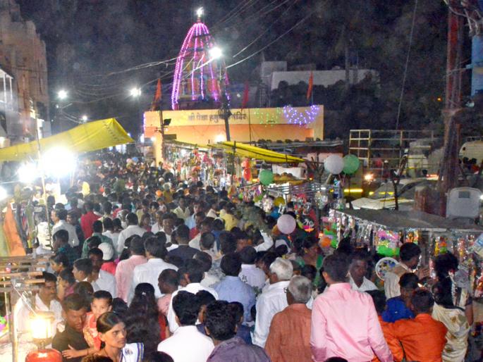 Parbhani: Dussehra festival is a place of joy | परभणी : दसरा उत्सवास आनंदाचे उधाण Parbhani: Dussehra festival is a place of joy | परभणी : दसरा उत्सवास आनंदाचे उधाण