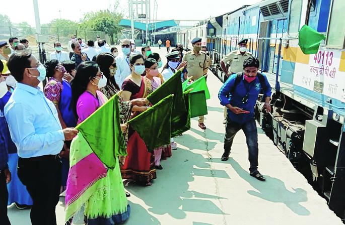 Possession of Udyan Express in the hands of women; Locopilot, guard, station master, trackman are also women | उद्यान एक्स्प्रेसचा ताबा महिलांच्या हाती; लोकोपायलट, गार्ड, स्टेशन मास्तर, ट्रॅकमॅनही महिलाच Possession of Udyan Express in the hands of women; Locopilot, guard, station master, trackman are also women | उद्यान एक्स्प्रेसचा ताबा महिलांच्या हाती; लोकोपायलट, गार्ड, स्टेशन मास्तर, ट्रॅकमॅनही महिलाच