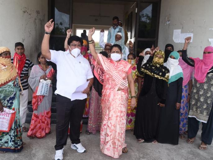 NCP Women's Congress protests Hathras incident in Bhusawal | भुसावळात राष्ट्रवादी महिला काँग्रेसतर्फे हाथरस घटनेचा निषेध NCP Women's Congress protests Hathras incident in Bhusawal | भुसावळात राष्ट्रवादी महिला काँग्रेसतर्फे हाथरस घटनेचा निषेध