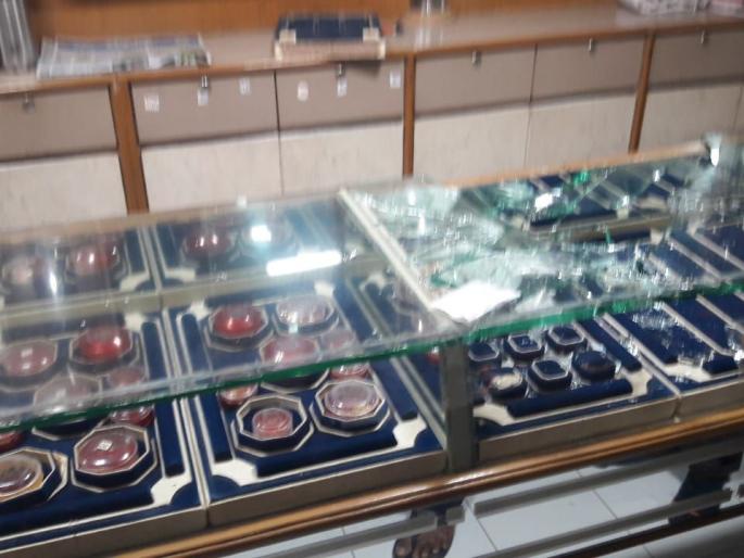 He robbed a bullion shop all day in Yaval | यावलमध्ये भरदिवसा सराफाचे दुकान लुटले He robbed a bullion shop all day in Yaval | यावलमध्ये भरदिवसा सराफाचे दुकान लुटले
