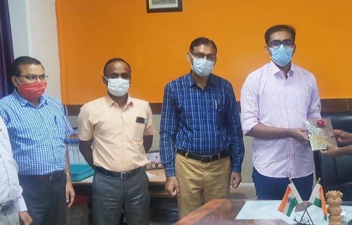 Chief ticket inspector of Bhusawal station VK Sachan was honored by the Commerce Department. | भुसावळ स्टेशनचे मुख्य तिकीट निरीक्षक व्ही.के.सचान यांचा सन्मान Chief ticket inspector of Bhusawal station VK Sachan was honored by the Commerce Department. | भुसावळ स्टेशनचे मुख्य तिकीट निरीक्षक व्ही.के.सचान यांचा सन्मान