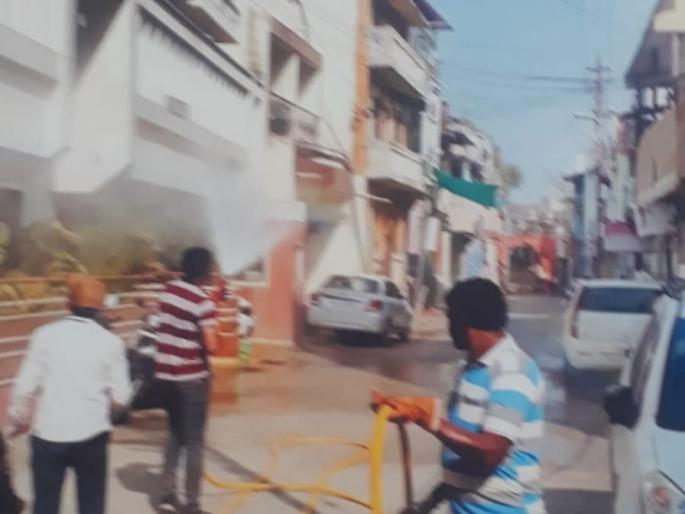 Spray sanitizers by castor municipality | एरंडोल पालिकेतर्फे सॅनिटायझर्स फवारणी