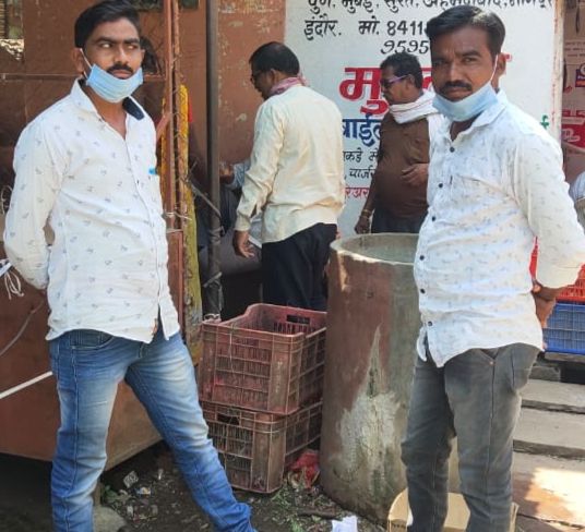 Mask on the nose, chin instead of mouth | नाक, तोंडाऐवजी हनुवटीवर आले मास्क Mask on the nose, chin instead of mouth | नाक, तोंडाऐवजी हनुवटीवर आले मास्क