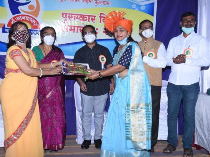 Pragyasurya Meritorious Teacher Award for outstanding work | उल्लेखनीय कार्य करणाऱ्या शिक्षकांचा प्रज्ञासूर्य गुणवंत शिक्षक पुरस्काराने गौरव Pragyasurya Meritorious Teacher Award for outstanding work | उल्लेखनीय कार्य करणाऱ्या शिक्षकांचा प्रज्ञासूर्य गुणवंत शिक्षक पुरस्काराने गौरव