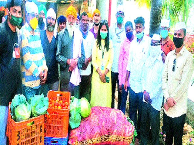 Assistance to the families of the refugees who came to the area without jobs | रोजगार नसल्याने आसऱ्यासाठी आलेल्या परप्रांतीय कुटुंबीयांना मदत Assistance to the families of the refugees who came to the area without jobs | रोजगार नसल्याने आसऱ्यासाठी आलेल्या परप्रांतीय कुटुंबीयांना मदत