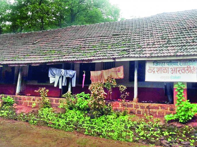 The british school in Deorukha, due to failure of the work, is unacceptable | रत्नागिरी : देवरूखातील ब्रिटीशकालीन शाळा मोडकळीस, काम मंजूर होत नसल्याने नाराजीचा सूर