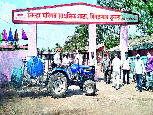 Spraying at Sakura to prevent corona | कोरोनाला रोखण्यासाठी साकूर येथे फवारणी