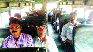 If you are not employed, you have to start in Mumbai | रोजगारच नसल्यानं मुंबईत राबावं लागतं If you are not employed, you have to start in Mumbai | रोजगारच नसल्यानं मुंबईत राबावं लागतं
