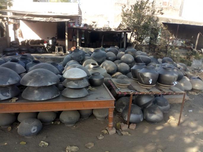 Math market for cold water | थंडगार पाण्यासाठी माठ बाजारात