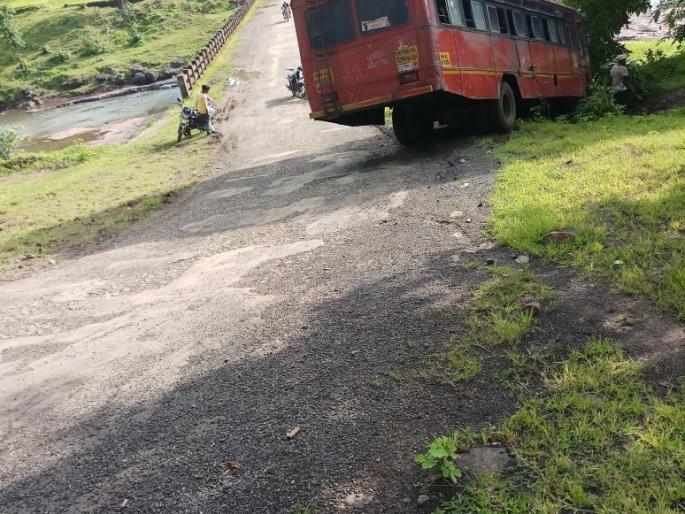 The victim of reddish-patching roads | खड्डेयुक्त रस्ते घेतोत लालपरीचा बळी The victim of reddish-patching roads | खड्डेयुक्त रस्ते घेतोत लालपरीचा बळी