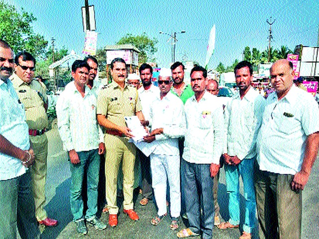 Stop the path of self-respecting peasant organization | स्वाभिमानी शेतकरी संघटनेचा रास्ता रोको Stop the path of self-respecting peasant organization | स्वाभिमानी शेतकरी संघटनेचा रास्ता रोको