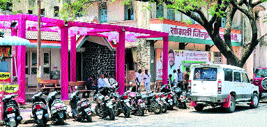 In the campaign of both the Congress for the 'Swabhimani' candidate | ‘स्वाभिमानी’च्या उमेदवारासाठी दोन्ही काँग्रेसची फळी प्रचारात In the campaign of both the Congress for the 'Swabhimani' candidate | ‘स्वाभिमानी’च्या उमेदवारासाठी दोन्ही काँग्रेसची फळी प्रचारात