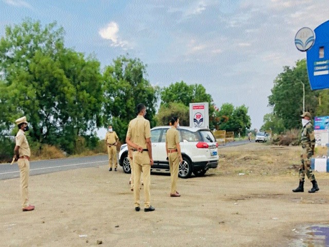 Special Inspector General of Police visits the blockade | नाकाबंदीला विशेष पोलीस महानिरीक्षकांची भेट Special Inspector General of Police visits the blockade | नाकाबंदीला विशेष पोलीस महानिरीक्षकांची भेट