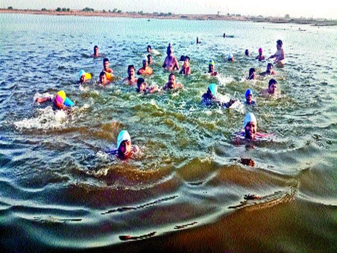 Swimming grapes are on the rise in rush to rush in Khadkamalegaon bay | खडकमाळेगाव बंधाऱ्यात पोहणाºयांची गर्दी लासलगाव : वाढत्या उकाड्यावर ‘स्विमिंग गु्रप’चा उपाय Swimming grapes are on the rise in rush to rush in Khadkamalegaon bay | खडकमाळेगाव बंधाऱ्यात पोहणाºयांची गर्दी लासलगाव : वाढत्या उकाड्यावर ‘स्विमिंग गु्रप’चा उपाय